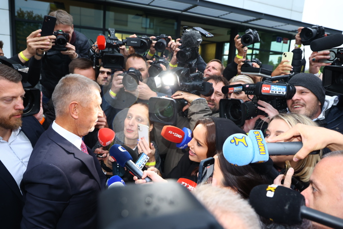 Andrej Babiš pod palbou novinářů.