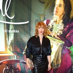 Herečka ukázala křivky v černé kožené sukni a černém bomberu. Nechybí černé kožené kozačky.