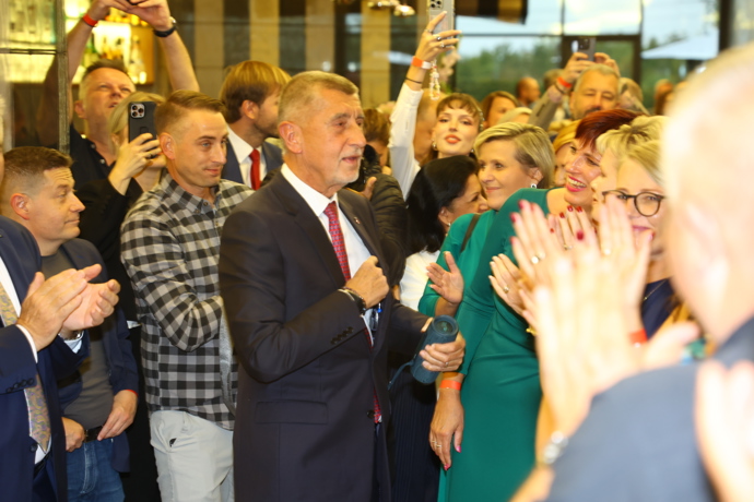 Andreje Babiše přivítali kolegové potleskem.