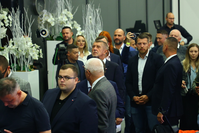 Andrej Babiš během nástupu na pódium.