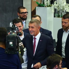 Andrej Babiš během nástupu na pódium.
