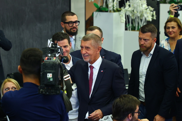 Andrej Babiš během nástupu na pódium.