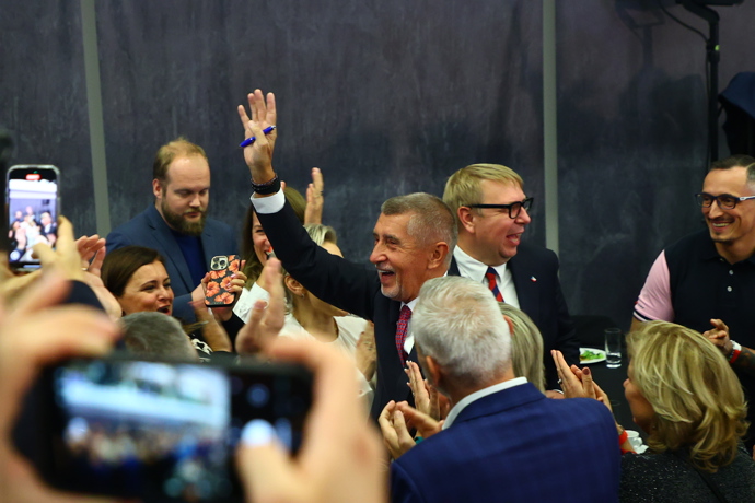 Andrej Babiš mával novinářům.