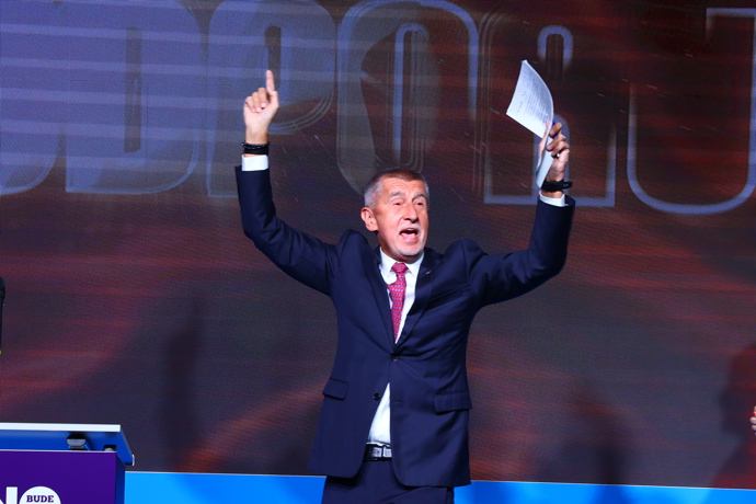 Andrej Babiš na podiu.