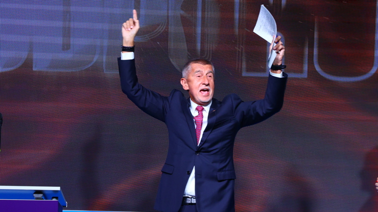 Andrej Babiš na podiu.