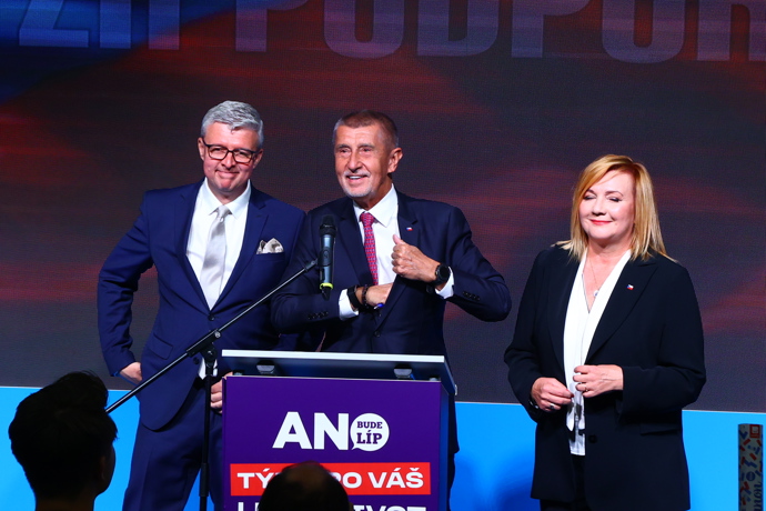 Andrej Babiš po boku Karla Havlíčka a Aleny Schillerové.