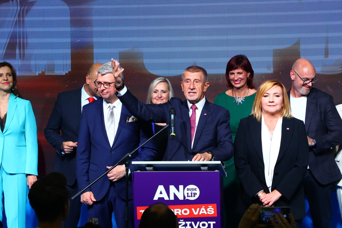 Andrej Babiš po boku Karla Havlíčka a Aleny Schillerové.