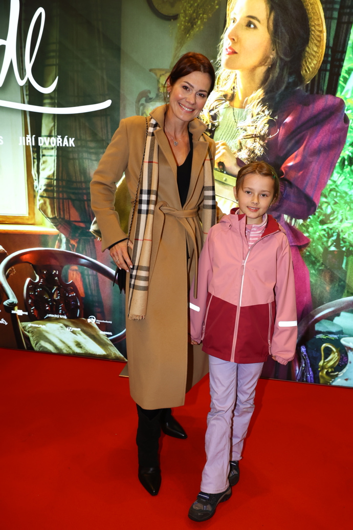 Doleželová oblékla typicky podzimní světle hnědý vlněný kabát a luxusní šálu Burberry, Verunka červeno-růžovou bundu do deště a lila kalhoty. 