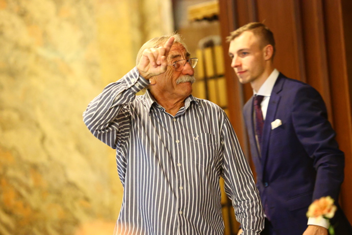 Pavel Zedníček zamířil k baru.