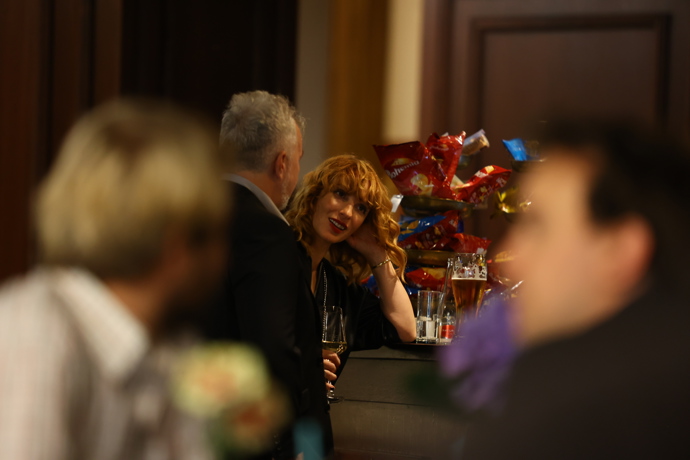 Vica Kerekes si dala skleničku vína. 
