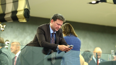 FOTO: Radek Vondráček si četl asi gratulace.