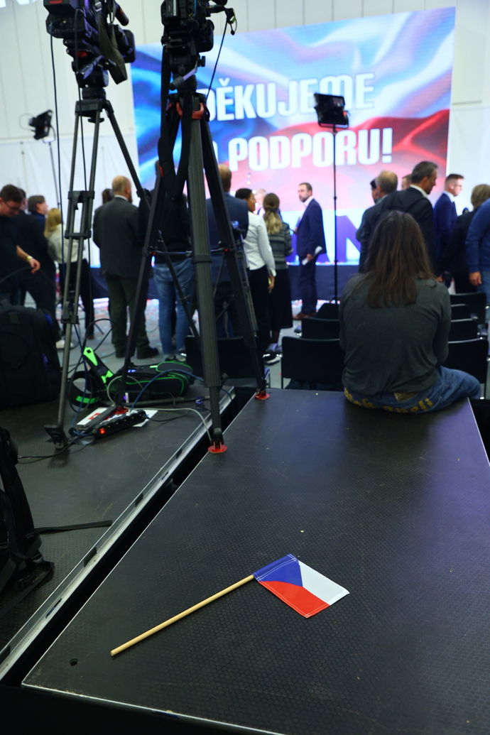 Bujaré oslavy ve štábu ANO: Babiš slavil se synem, došlo i na konfety, potoky slz a burácející hudbu 