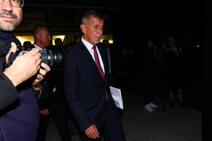 Andrej Babiš odchází z volebního štábu.