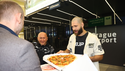 FOTO: Jirka Procházka si po příletu dal svou vítěznou pizzu.