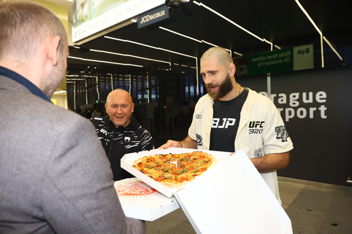 Jiří Procházka si po příletu dal svou vítěznou pizzu.