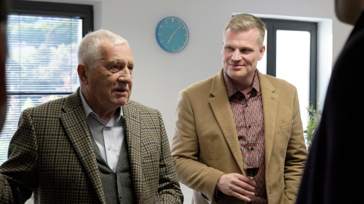 Václav Klaus drží palce Filipu Turkovi v eurovolbách. 