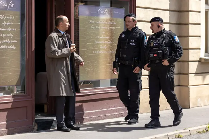 ...ale na scéně se objevuje také policie.