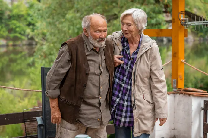 Vlasta Pešek se rozhodne přestěhovat s Amálkou na Harasov a svůj byt přenechá Adrianě a Klárce. 