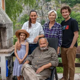 Vlasta Pešek připraví pro své blízké výlet na chatu u řeky.