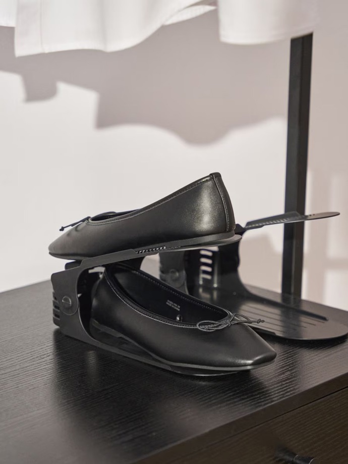 Pro méně místa se vám budou hodit i tyto držáky na boty. 