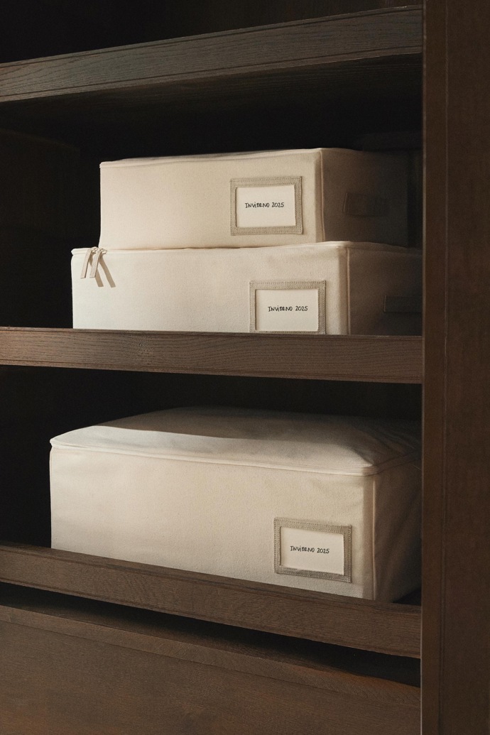 Sezónní oblečení můžete dát do boxů na horní polici. 