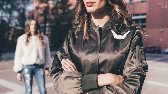 Výběr perfektní bomber bundy - teplo a styl pro chladnější měsíce