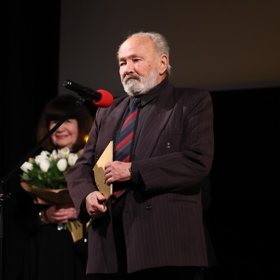 Rudolf Hrušínský je oblíbený herec, bez kterého si diváci Ulici snad ani nedovedou představit. Další snímky jsou z pohádky Perly a růže, ve které si také zahrál.