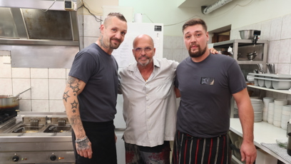 FOTO: Zdeněk Pohlreich s kuchaři Michalem a Zdeňkem.