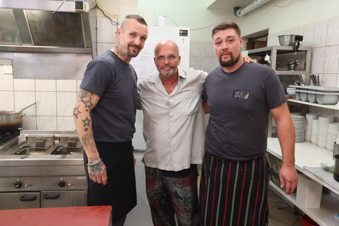 Zdeněk Pohlreich s kuchaři Michalem a Zdeňkem.