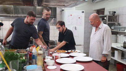 FOTO: Zdeněk Pohlreich při natáčení.