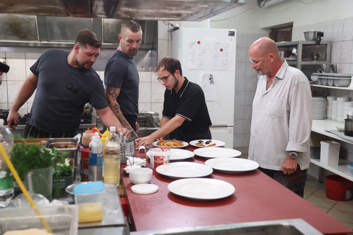 Zdeněk Pohlreich při natáčení.