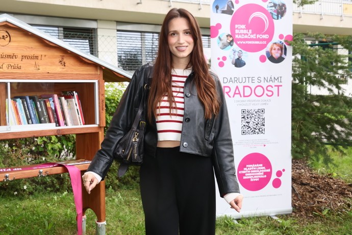 Zpěvačka Elizabeth Kopecká nosí proužky v kombinaci s koženou bundou.