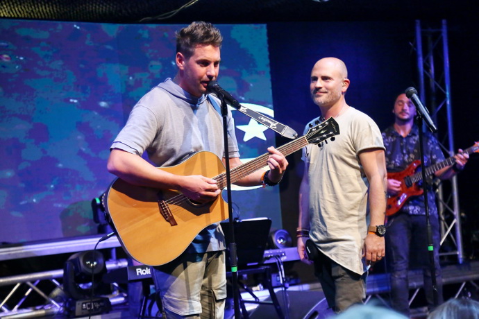 I tak jim to po třiceti letech stále hraje skvěle! A tvoří nové pecky, například hit Sdílej. 