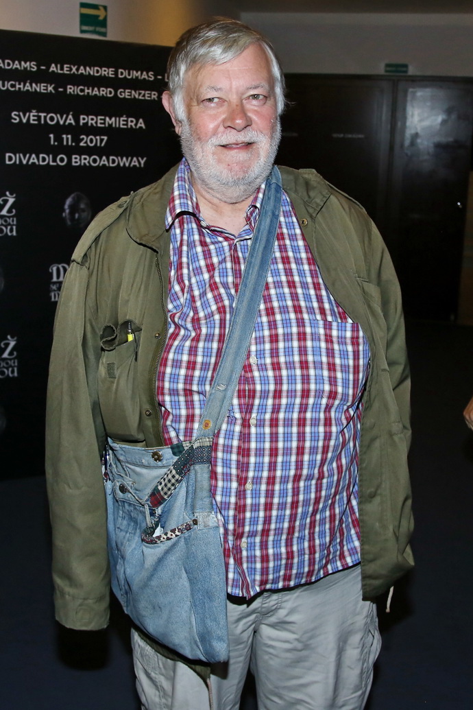 Může za jeho milostné trable - Vlastimil našel osudovou lásku až po padesátce - předtím mu obě potenciální nevěsty utekly s jiným.