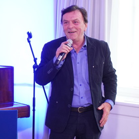 Provázel pořady Caruso show i DO-RE-MI. V tom druhém i sám zpíval.