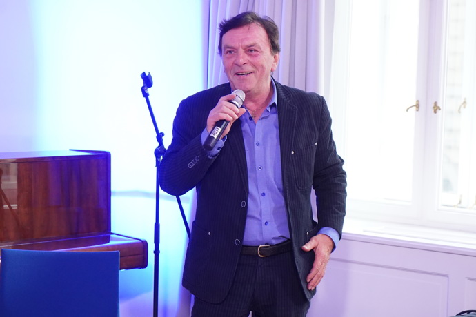Provázel pořady Caruso show i DO-RE-MI. V tom druhém i sám zpíval.