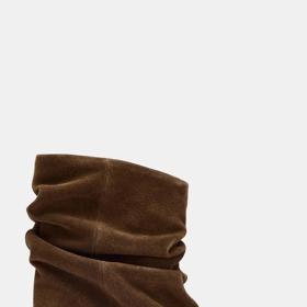 Kotníčkové boty z nabíraného štípaného semiše, Zara, 2299 Kč