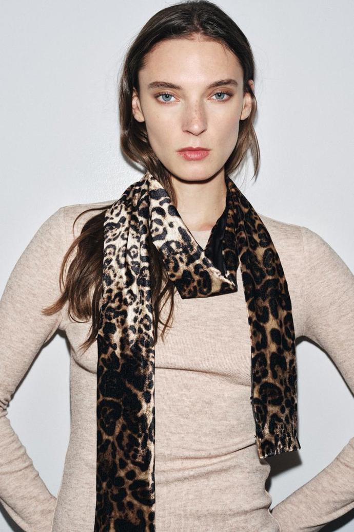 Sametová šála se zvířecím vzorem, Zara, 399 Kč