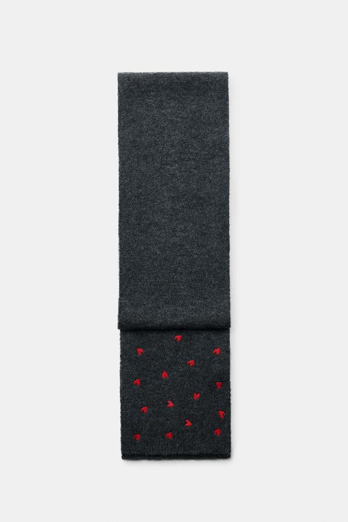 Úzká šála s výšivkou srdcí, Zara, 549 Kč