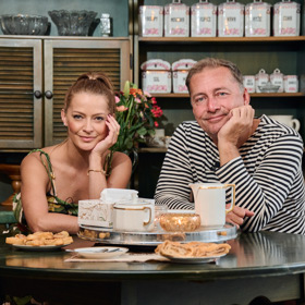 Petr Vondráček slaví 50. narozeniny po boku o 12 let mladší zpěvačky Šárky Vaňkové.