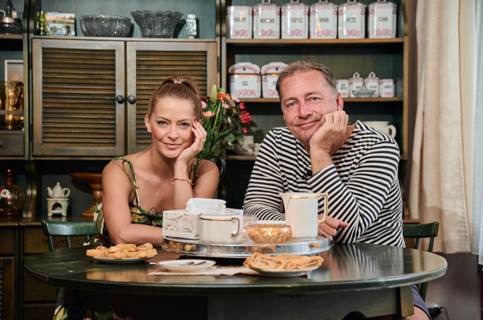 Petr Vondráček slaví 50. narozeniny po boku o 12 let mladší zpěvačky Šárky Vaňkové.