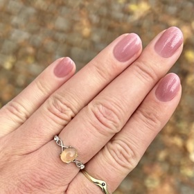 Dámy, které se bojí výraznějších barev, můžou sáhnout po decentnějších barvách s jemným leskem.