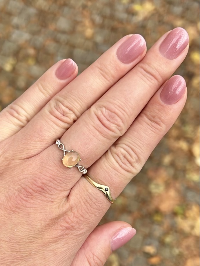 Dámy, které se bojí výraznějších barev, můžou sáhnout po decentnějších barvách s jemným leskem.