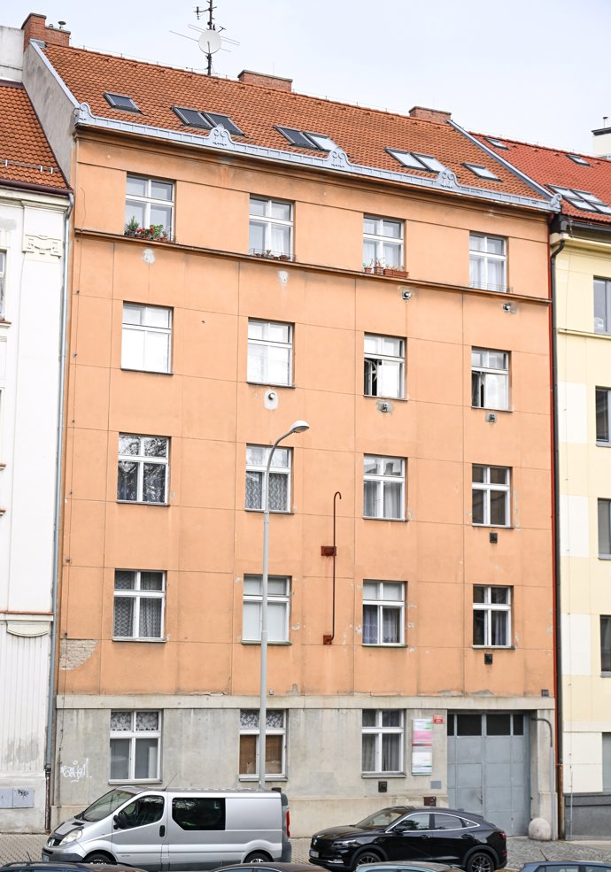 Dům je blízko známých pražských divadel.