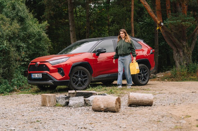 Radana Kotková se pustila do záhonků.