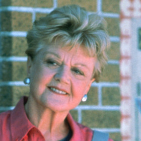Ve slavném seriálu si ji zahrála herečka britského původu Angela Lansbury. 