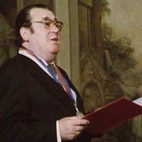 Zdeněk Dítě v povídce Štěstí z cyklu Bakaláři z roku 1984. Další snímky jsou z filmu Jen ho nechte, ať se bojí, ve kterém si Zdeněk Dítě také zahrál.