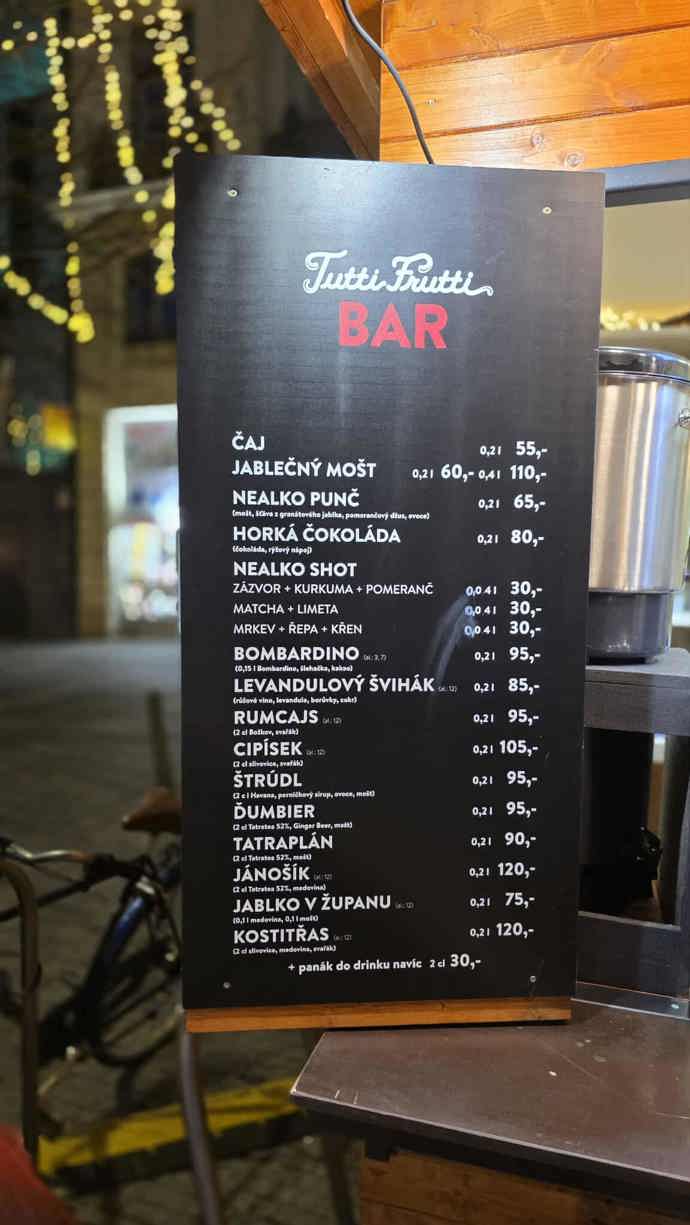 Horká čokoláda zde vyjde na 80 korun. 