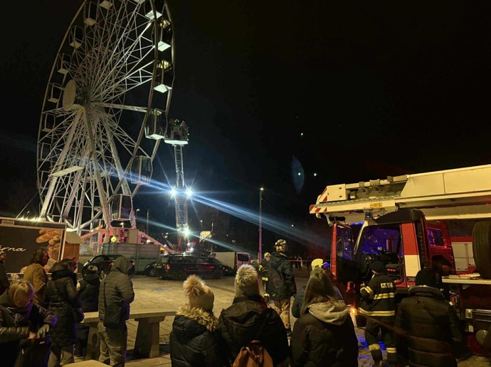 Návštěvníky museli vyprošťovat hasiči.