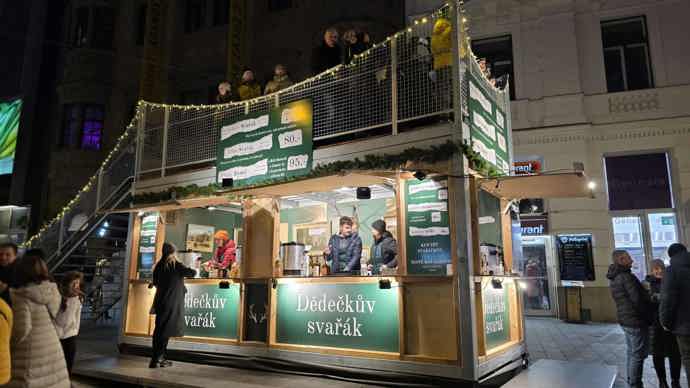 K ochutnání se nabízí také Dědečkův svařák.